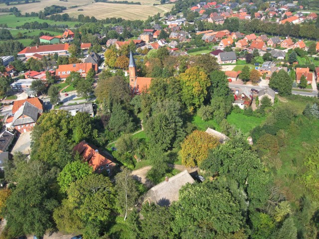 Luftaufnahme kirchliche Geb&auml;ude � video-kopter.de 2010