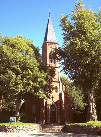 Kirche - Blick von der Straße nach Osten