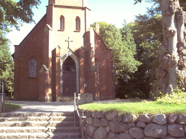 Vor der Kirche