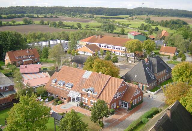 Amtsgebäude, Museum, Schule