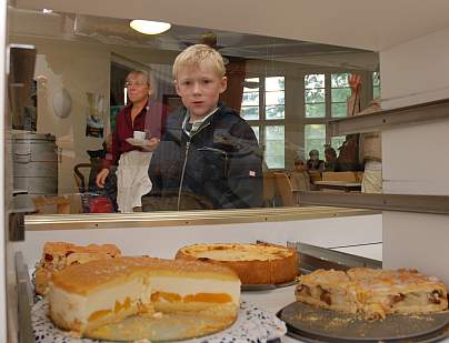 Vor der Kuchentheke