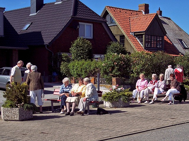 Senioren am Hafen in Lemkenhafen